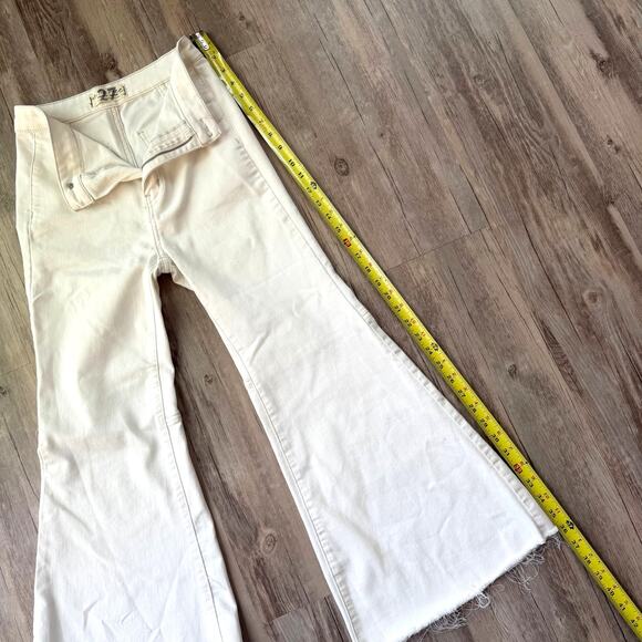 Free People Women’s White Flare Jeans Size 27 Raw Hem High Rise Boho Denim Pants - Picture 7 of 10